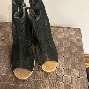 Tom’s peep toe bootie